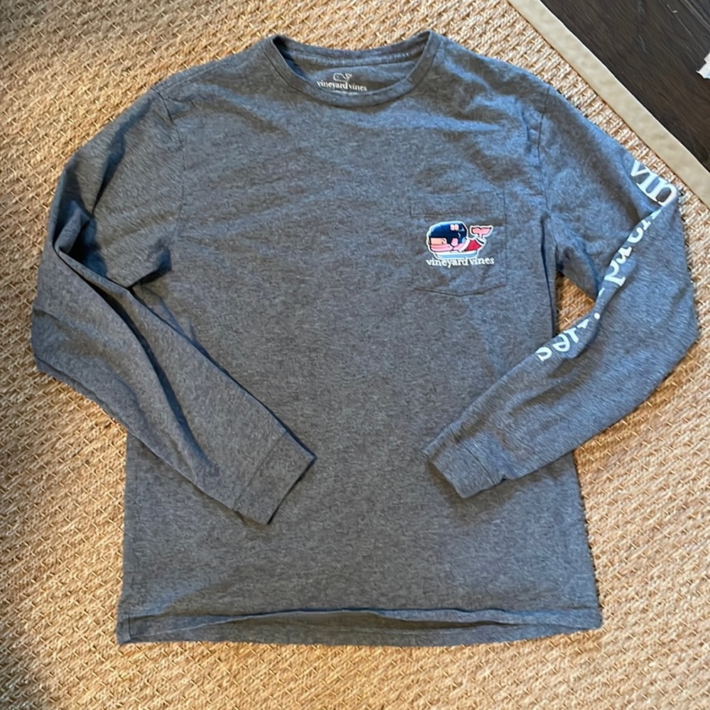 Vineyard Vines Men’s Long Sleeve Pocket front T-Shirt Hockey Whale Size S